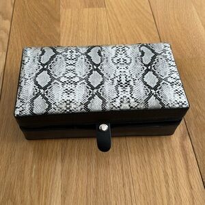 Jewelry case ~ great for travel nwt